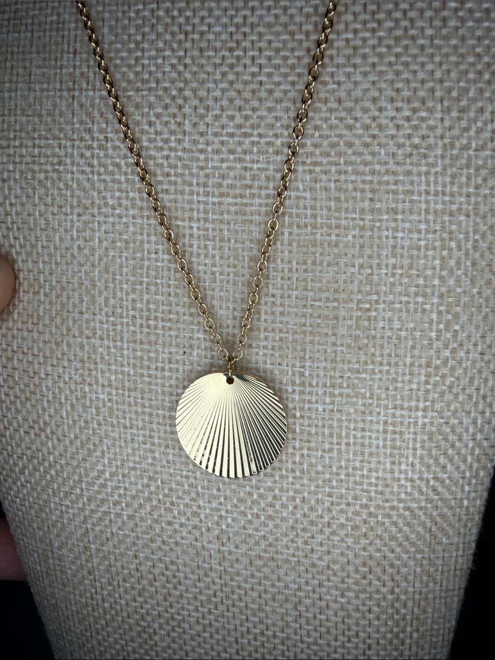 Goldtone Shell Pendant Necklace - adjustable